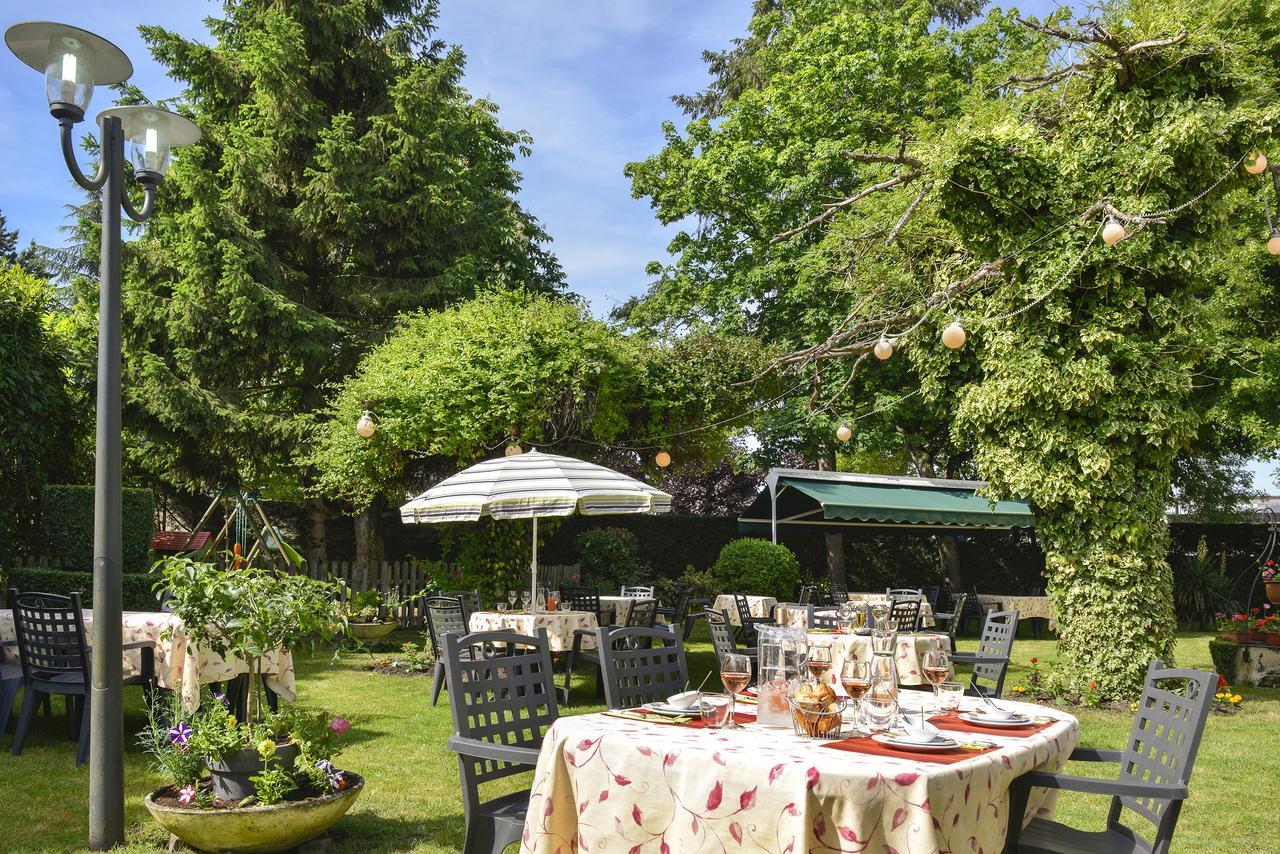 Logis Hôtels Restaurant Le Dauphin Salbris Exterior foto